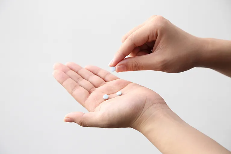 3種類の飲み薬(胃酸を抑える薬と2種類の抗生物質)